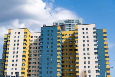 Bina perspektifi. Apartman mimarisi. Mimarlık binası. İkametgah dairesi. Modern apartman binası. Konut alanındaki mimari bina. Kiralık daire.