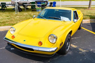 Chicago, Illinois, ABD - 08 Eylül 2024: retro 1969 Lotus Europa çift kameralı spor araba, köşe manzaralı. Üstü açık sarı spor araba. 1969 model Lotus Europa arabası. Klasik 1969 Lotus Europa at
