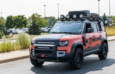 Chicago, Illinois, ABD - 08 Eylül 2024: 2022 Land Rover Defender aracı, yan görüş. Efsanevi geçiş arabası. Geçit Land Rover Defender arabası. Chicago 'da arazi aracı savunucusu.