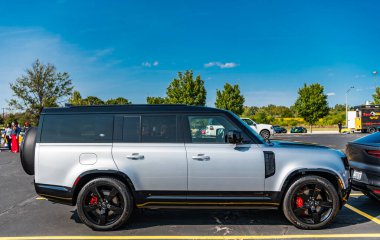 Chicago, Illinois, ABD - 08 Eylül 2024: 2023 Land Rover Defender aracı, yan görüş. Efsanevi geçiş arabası. Geçit Land Rover Defender arabası. Chicago 'da arazi aracı savunucusu.