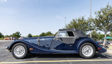 Chicago, Illinois, ABD - 08 Eylül 2024: Morgan Plus 8 üstü açık spor araba, köşe manzaralı. Retro mavi araba. Retro Morgan Plus 8 numaralı araba. Morgan + 8 Chicago 'da mavi