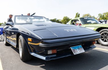 Chicago, Illinois, ABD - 08 Eylül 2024: TVR Tasmin 350i serisi üstü açık spor araba, köşe manzaralı. Retro spor araba. Üstü açık TVR Tasmin 350i araba. Chicago Oto 'da TVR Tasmin 350i