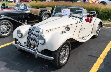 Chicago, Illinois, ABD - 08 Eylül 2024: MG TF spor arabası 1950 üstü açılabilir araç, ön görüş. Retro spor araba. Üstü açık MG TF araba. MG TF beyaz