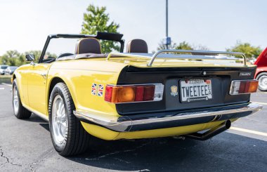 Chicago, Illinois, ABD - 08 Eylül 2024: Triumph tr 6 üstü açılır araba, köşe manzara. Retro araba. Sarı Retro zaferi 6 numara. Şikago 'da Zafer Spitfire 1500