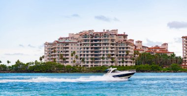 Lüks tekne motorlu yat. Lüks yat marinaya gidiyor. Tekne ve yat gezisi. Lüks bir yaşam tarzı. Fisher Adası 'nda lüks bir binada yat. Yaz tatili. Balıkçı adası lüks bina.