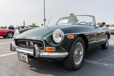 Chicago, Illinois, ABD - 08 Eylül 2024: MG MGB 1971 - 1973 üstü açık spor araba, ön görüş. Retro yeşil spor araba. Üstü açık MG MGB arabası. Chicago 'da MG MGB