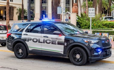 Miami, Florida, ABD - 18 Kasım 2024: Ford Interceptor. Sokaktaki polis arabası. Acil 911 servisi. 911 'in acil durum aracı. Polis arabası Ford Interceptor Miami 'de, yan görüş.