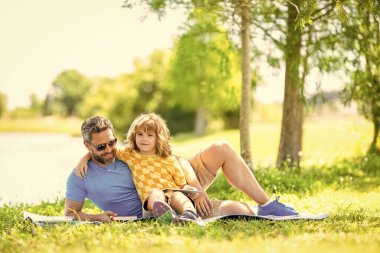 Baba ve oğul için aile eğitimi. Baba, oğlunun eğitici yolculuğuna ilham veriyor. Baba oğul parkta rahatlayın. çocukluk okulu eğitimi. Oğlu ve babası yazın kaynaşıyorlar. Açık hava okulu.