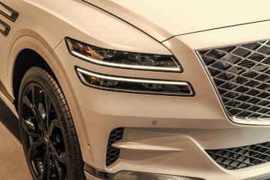 New York City, ABD - 05 Ağustos 2023: Genesis GV80 geçiş aracı, yakın görüş.