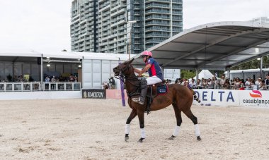 Miami Plajı, ABD-17 Kasım. 2024: Polo oyuncuları Dünya Polo Ligi Plajı 'nda oynuyorlar. Miami Beach, FL 'deki atların polo oyuncuları.