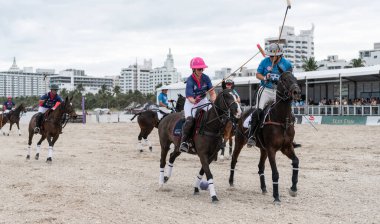 Miami Plajı, ABD-17 Kasım. 2024: Polo oyuncuları Dünya Polo Ligi Plajı 'nda oynuyorlar. Miami Beach, FL 'deki atların polo oyuncuları.
