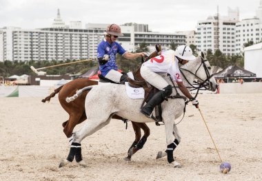 Miami Plajı, ABD-17 Kasım. 2024: Polo oyuncuları Dünya Polo Ligi Plajı 'nda oynuyorlar. Miami Beach, FL 'deki atların polo oyuncuları.