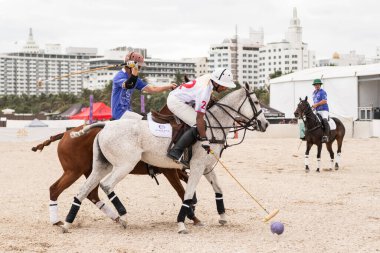 Miami Plajı, ABD-17 Kasım. 2024: Polo oyuncuları Dünya Polo Ligi Plajı 'nda oynuyorlar. Miami Beach, FL 'deki atların polo oyuncuları.
