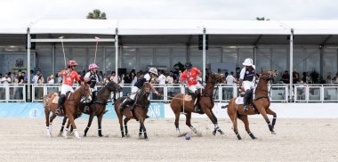 Miami Plajı, ABD-17 Kasım. 2024: Polo oyuncuları Dünya Polo Ligi Plajı 'nda oynuyorlar. Miami Beach, FL 'deki atların polo oyuncuları.