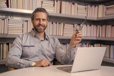 Webinar kursu çevrimiçi. Adam internette ders çalışıyor. Bin yıllık insan için eğitim. İş yerinde insan giysisi. Görüntüler konferansta. Esaslı bir kavram. İnsanoğlu için çevrimiçi webinar eğitimi. Sanal eğitim.