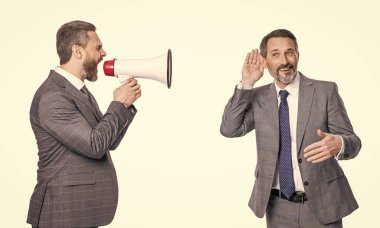 İş adamı anlaşmazlığı çözüyor. Rekabet konsepti. İş çatışması. Hoparlördeki çalışana bağıran işadamı beyazdan izole edilmiş. İş adamının terfi konusunda ortağıyla anlaşmazlığı var. Çok yüksek..