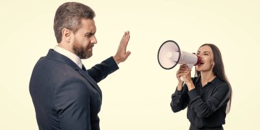 Çatışmaları çözen iş adamları. Rekabet konsepti. İş çatışması. İşkadını, çalışana hoparlörle bağırıyor. Kişisel suçlama. İş ortaklarının terfi konusunda anlaşmazlıkları var.