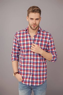 Normal erkek stili. Cilt bakımı ve erkeklerin güzellik anlayışı. Kafkasyalı milenyum adamı. Gri tişörtlü adam izole edilmiş. Saç stili olan yakışıklı bir genç. Moda erkek modası. Tüylü bir adam.