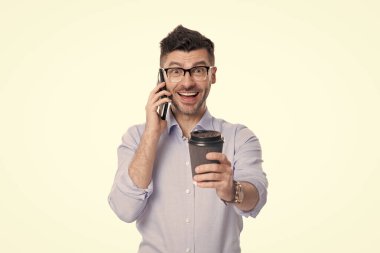 İş adamı kahve molasında telefonda konuşur. Patron adam konuşuyor. İş görüşmesi. İş adamı telefonda konuşur. Telefon var. İletişim kurmak için telefonu kullanan bir adam. Diplomatik dil.