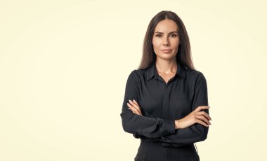 Kadın işverenin başarısı. Liderlik. Beyazlar içinde başarılı bir iş kadını. İş kadınının profesyonel mesleği. İş kadını patronu güçlü bir liderdir. Başarılı bir iş..