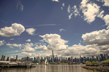 New York City, ABD - 05 Mayıs 2023: Manhattan şehir merkezi gökdelen mimarisi.