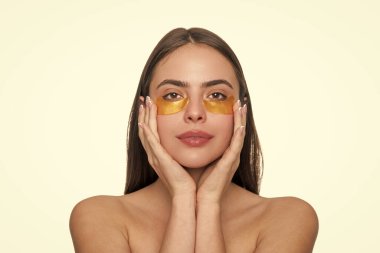 Sorunlu cilt. Kadın göz bandı kullanıyor. Yüz bakımı. Kore güzellik kozmetik ürünleri. Vitamin kolajen bandı. Yamalı bir kadının güzellik kozmetolojisi. Doğal güzellik. Sağlıklı cilt kozmetolojisi.