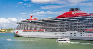 Miami, Florida, ABD - 3 Kasım 2024: Virgin seyahat gemisi. Gemi seyahati. Yaz tatilinde gemi turu. Gemi seyahati ve deniz seyahati. Lüks yolcu gemisi.