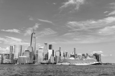 New York, ABD - 16 Haziran 2023 Veneziaw Karnavalı. New York Manhattan 'ın Skyline' ı Hudson Nehri yolcu gemisiyle seyahat ediyor.