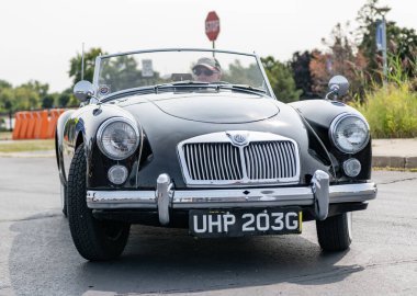 Chicago, Illinois, ABD - 08 Eylül 2024: MG MGA spor yarış arabası 1956 üstü açılır araç, ön görüş. Retro spor araba. Üstü açık MG MGA arabası. Chicago Otomobil Fuarında MG MGA.