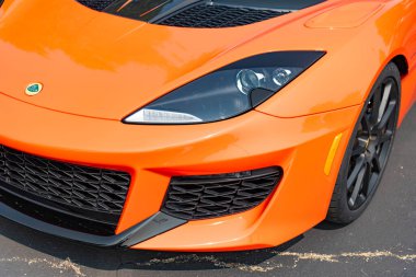 Chicago, Illinois, ABD - 08 Eylül 2024: 2005 Lotus Evora GT 400 spor araba, köşe görüş. Turuncu spor araba. Modern 2021 Lotus Evora GT arabası. 2021 Lotus Evora GT Chicago 'da