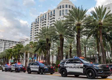 Miami, Florida, ABD - 18 Kasım 2024: Polis arabası Ford Interceptor, köşe görüş. Ford Interceptor. Polis arabası dışarıda. Acil 911 servisi. 911 'in acil durum aracı. Polis operasyonu.