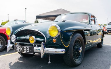 Chicago, Illinois, ABD - 08 Eylül 2024: Jensen 541R retro araba, ön manzara. Retro araba. Vintage Jensen 541R yeşil araba. Jensen 541R Chicago 'da