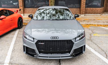 Chicago, Illinois - 29 Eylül 2024: 2018 Audi TTRS gri rengi sokağa park edildi. Audi, Alman spor arabasıymış.
