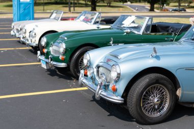 Chicago, Illinois, ABD - 08 Eylül 2024: Austin Healey 3000 MKIII iki koltuklu, üstü açılabilir eski araba, köşe manzaralı. Retro vagon hazır. Retro Austin Healey 3000 MKIII arabası. Austin Healey 'de