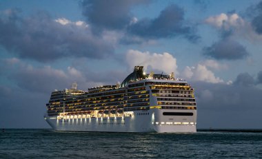 Gemi seyahati. İyi yolculuklar. Yaz tatilinde Majestic yolcu gemisi. Gemi seyahati ve deniz seyahati. Aydınlatılmış lüks yolcu gemisi manzarası. Gece limanında gemi. Lüks deniz tatili.