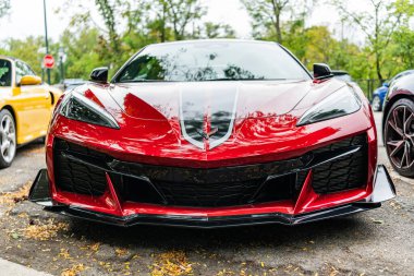 Chicago, Illinois - 29 Eylül 2024 Chevrolet Corvette Z06 LT siyah ve kırmızı. Chevrolet Corvette Z06 Yolda