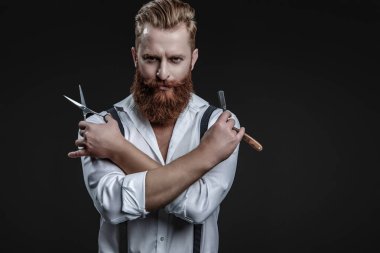 Traş bıçağı olan bir berber tıraş olur. Berber adam berber dükkanında saçını kestiriyor. Berber dükkanında harika zaman geçirdik. Berberdeki kuaförden saç kesimi. Berber adam. Kuaför salonu..