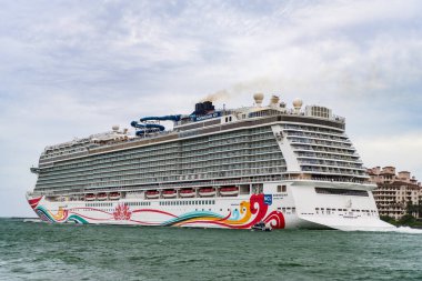Miami, Florida, ABD - 07 Kasım 2024: Gemi tatili ve deniz seyahati. Lüks yolcu gemisi. Norveç sevinci. Gemi seyahati. Yazın gemi turu. Lüks bir gemi. Norveç yolcu gemisi, NCL.