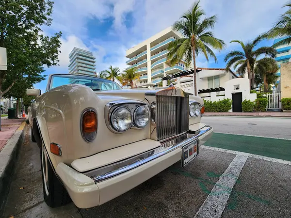 Miami Beach, Florida USA - 5 Haziran, 2024 Klasik İngiliz üstü açık arabası Rolls-Royce Corniche Ocean Drive Miami Drive