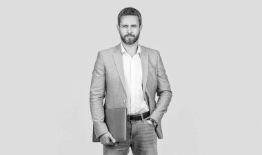 Başarılı bir iş. Girişimcinin başarısı. Ofis müdürü. Başarılı bir iş adamı griden kurtuldu. İş adamının profesyonel mesleği dizüstü bilgisayarı tutmaktır. İş adamı portresi.