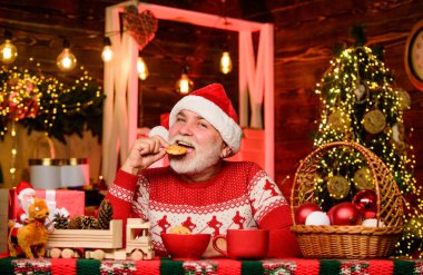 Noel kompozisyonu. Yeni yıl partisine hazırım. Sakallı adam kurabiye yer. Kış tatili havası. Büyükbaba süt içer. Xmas partisi kutlaması. Hediye zamanı. Noel Baba yemek yiyor. Noel Baba için..