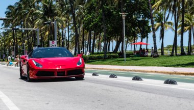 Miami Beach, Florida USA - 9 Haziran 2024: Ferrari 488 gtb örümcek Miami plajında kırmızı. Ferrari lüks bir İtalyan markasıdır. Ferrari 488 gtb kırmızı okyanus sürücüsü Miami plajı