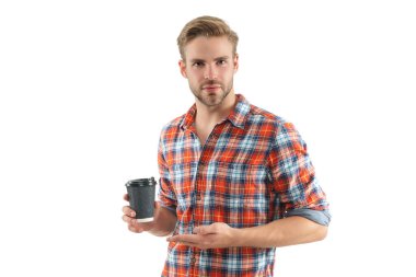 Evde kahve molası. Millennial Man 'in beyaz kahve fincanı var. Sabah kahvesi vakti. Yaşam tarzı konsepti. Espresso içiyorum. Çay içen adam. Sıcak bir sabah. Ürünü sunuyorum..