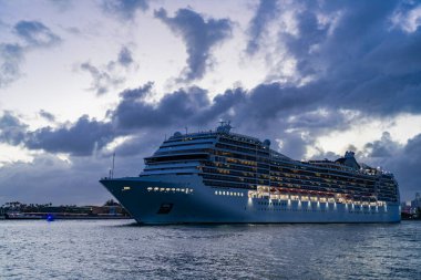 Gemi seyahati. Yaz tatilinde Majestic yolcu gemisi. Gemi seyahati. Denizde seyahat et. Aydınlatılmış lüks yolcu gemisi manzarası. Gece limanında gemi. Lüks deniz tatili. Rahatlama ve macera.