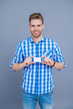 Kredi düzeyi iyi. Kolay ödeme. Borç ve kredi kartı. Adamın banka kartı. Milenyum adamı kredi kartını gri renkte tutuyor. İşletme markası. Hesabı öde. İnternet bankacılığı için kredi kartı olan bir iş adamı..