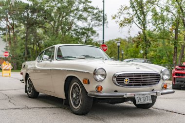 Chicago, Illinois - 29 Eylül 2024: 1970 Volvo 1800 E klasik araba. Klasik 1970 Volvo 1800 E