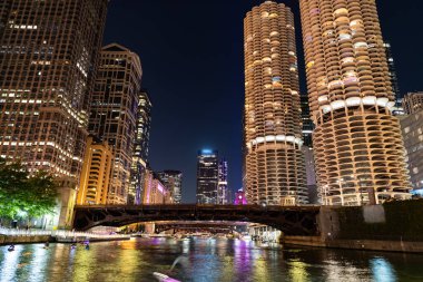 Chicago gökdelenin mimarisi. Şehir gecesi aydınlatılmış bina. Gökdelen şehir manzarası. Chicago 'nun gece şehri. İş şehri. Chicago gökdelen binasının gece manzarası. Gece yansıması.