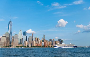 Gezici gemi Marella Discovery Manhattan New York 'ta. New York Manhattan 'ın Skyline' ı Hudson Nehri yolcu gemisi TUI ile seyahat ediyor.