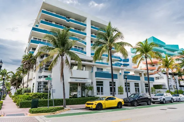 Miami, Florida, ABD - 9 Haziran 2024 Ocean Drive Bulvarı. Miami sahil seyahati. Ocean Drive Florida 'daki Miami South Beach. Miami sahilindeki mimarlık binası, sanat deco. Modern bina.