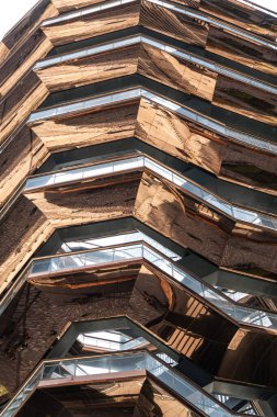 New York City, ABD - 28 Nisan 2024: Modern mimari yapı aracı spiral merdiven. Hudson Metrosu. Taşıyıcı. Modern sanat merdivenleri. İkonik yapı. NYC 'deki Hudson Yards' da bir gemi binası..